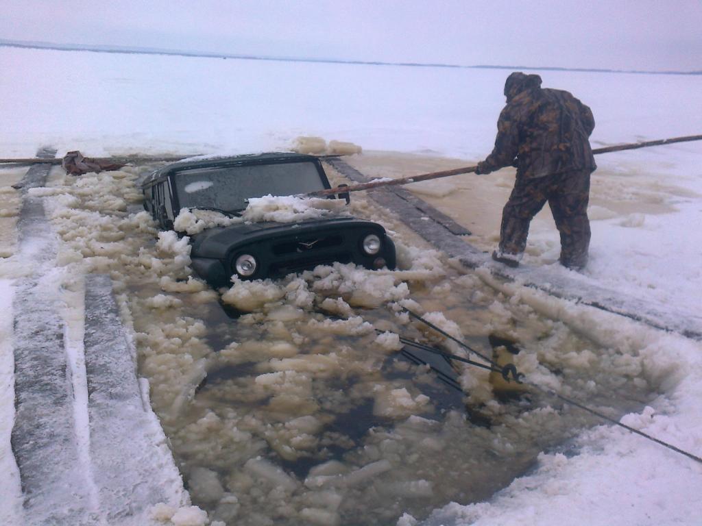 Машина подо льдом